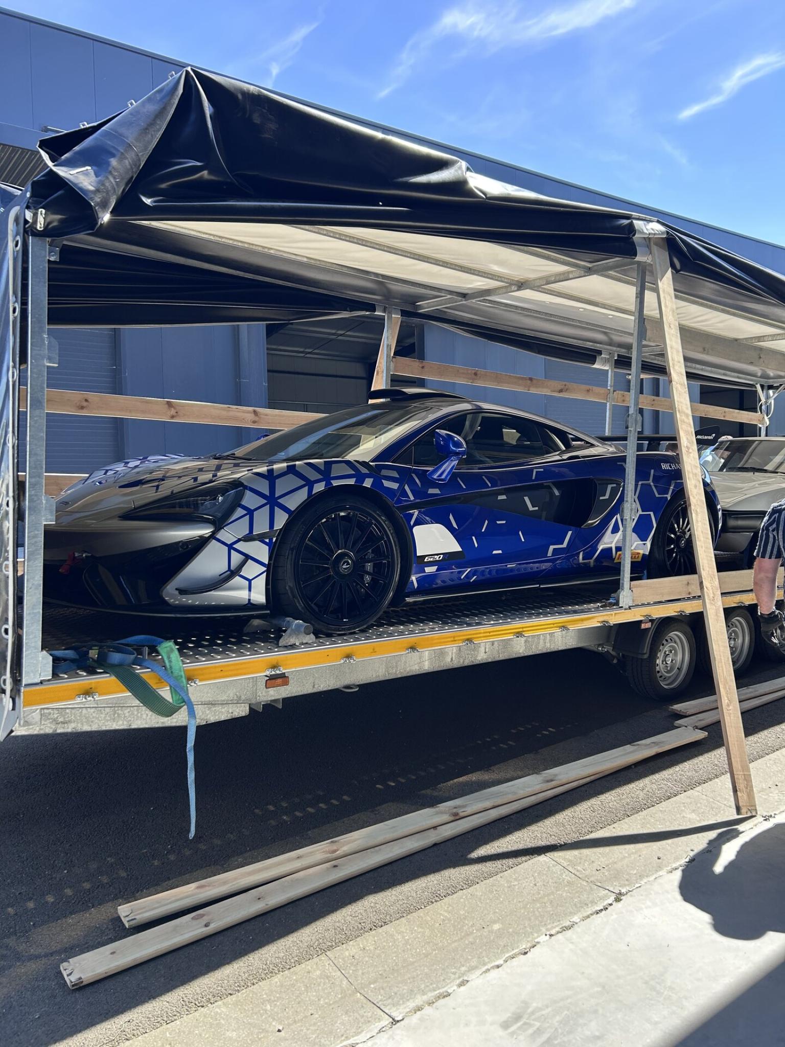 McLaren 620R Richard Mille en transport