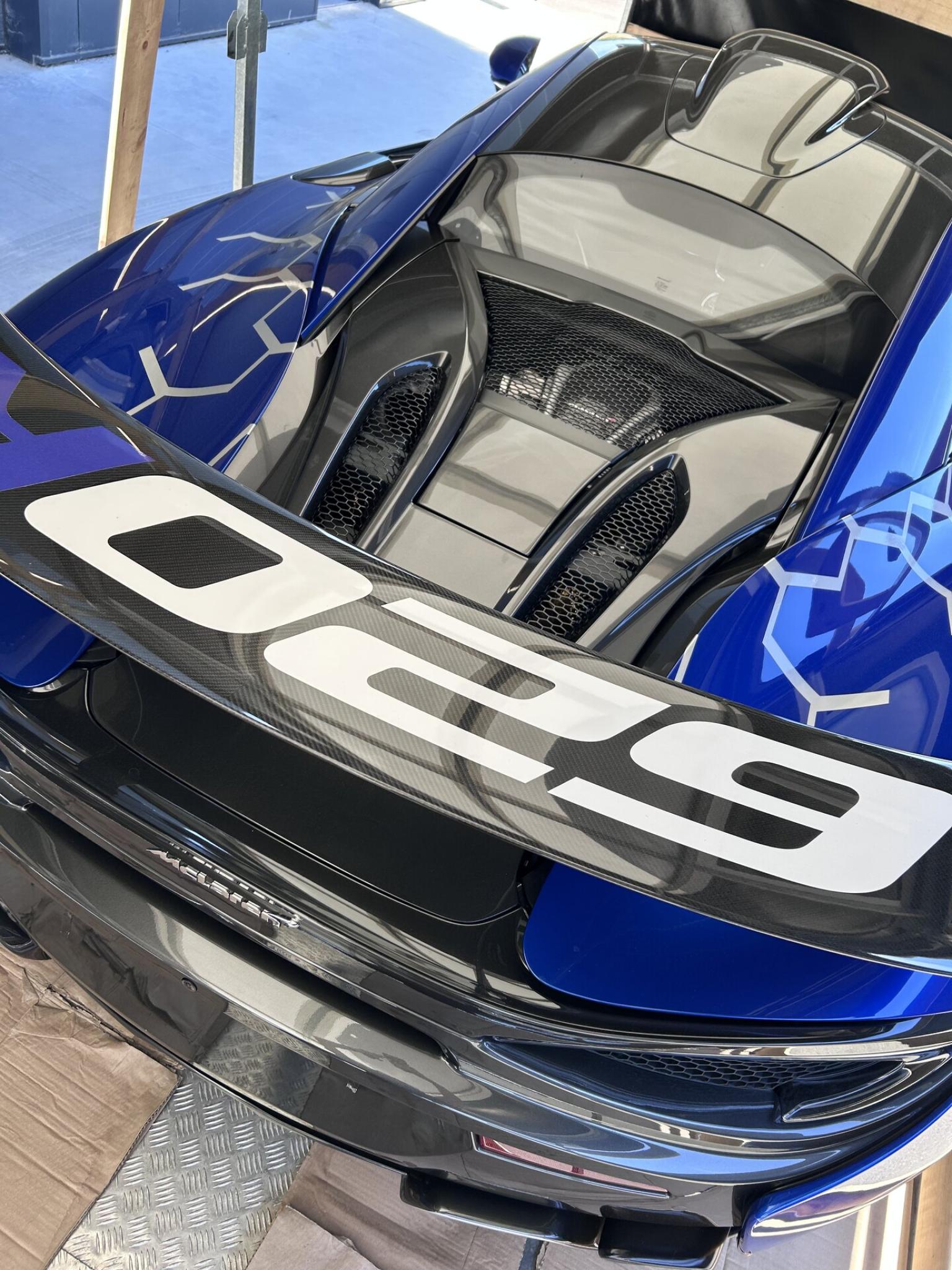 Compartiment moteur V8 3.8 litres bi-turbo de la McLaren 620R